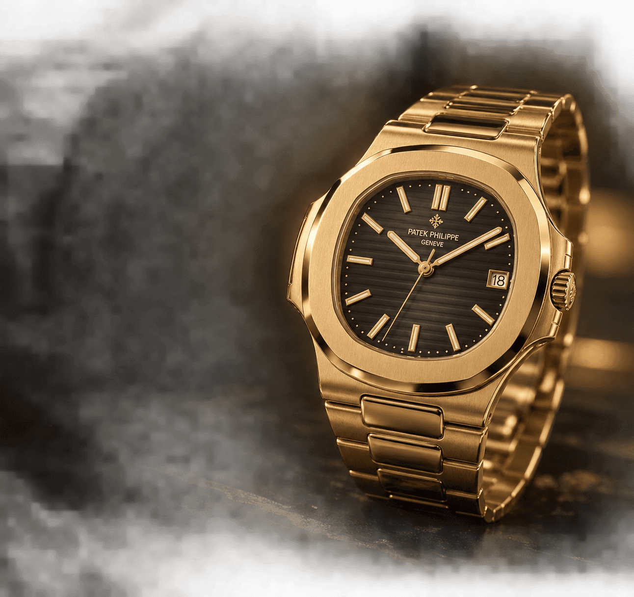 Goldene Luxus-Armbanduhr mit schwarzem Zifferblatt